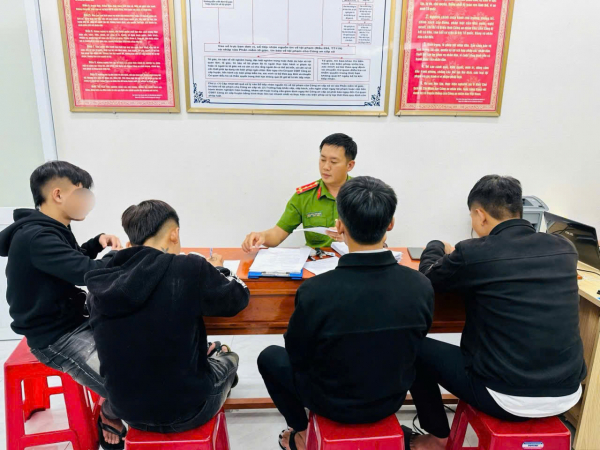  Mang hung khí đi gây rối trong đêm 5 đối tượng bị khởi tố -0