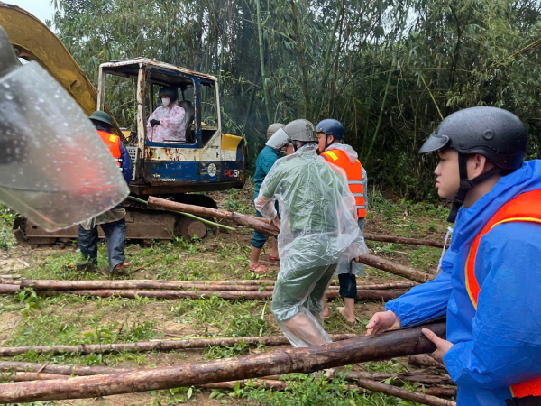 Gần 100 cán bộ, chiến sĩ khẩn trương gia cố, chống sạt lở sông Bù Lu -0
