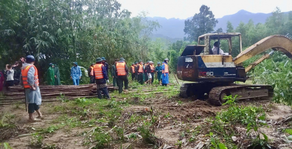 Gần 100 cán bộ, chiến sĩ khẩn trương gia cố, chống sạt lở sông Bù Lu -0