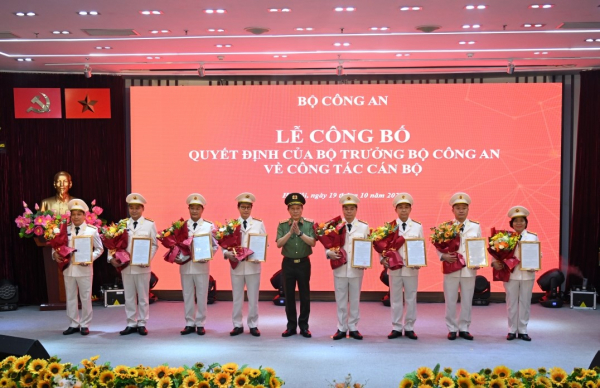 Bộ Công an phong cấp bậc hàm cho 8 đồng chí lãnh đạo chủ chốt của Tổng Công ty Viễn thông Mobifone -0