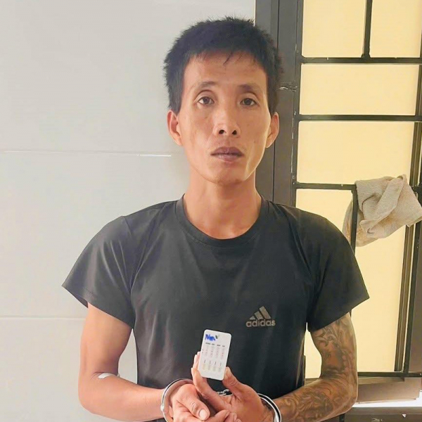 Bắt khẩn cấp cha dượng bạo hành dã man con riêng của vợ -0