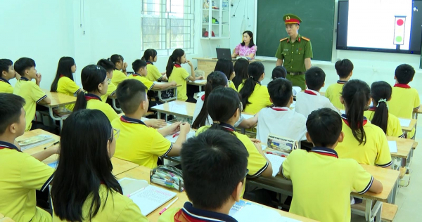 4_ tuyen truyen truc tiep tai cac truong hoc.jpg -0