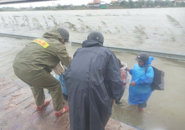 Người dân ở bên đầm phá Tam Giang xúc động khi được Công an dùng xe tải đưa qua điểm ngập lụt -0