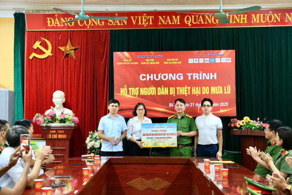 Học viện CSND và các nhà tài trợ ủng hộ người dân bị thiệt hại do mưa lũ tại Bắc Ninh -0