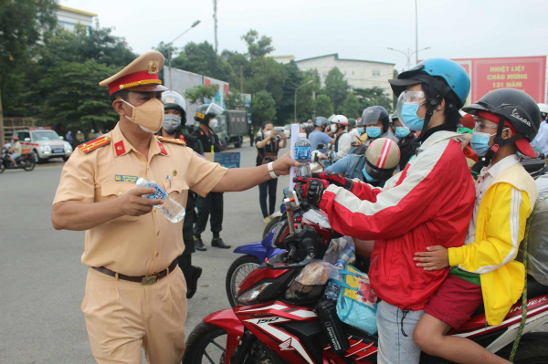 Công an Đồng Nai tăng cường giáo dục, xử lý vi phạm giao thông trong lứa tuổi học sinh -0