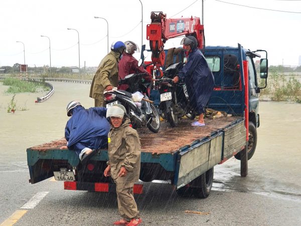 Người dân ở bên đầm phá Tam Giang xúc động khi được Công an dùng xe tải đưa qua điểm ngập lụt -0