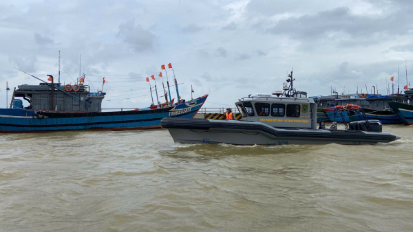 Triều cường dâng gây ngập lụt, hàng nghìn học sinh ở Huế nghỉ học -0