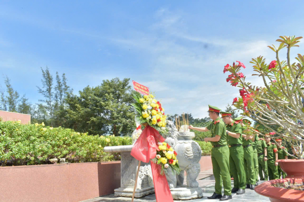 Dâng hương tri ân các anh hùng, liệt sĩ Ban An ninh Trung ương Cục miền Nam -0