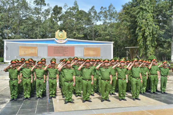 Dâng hương tri ân các anh hùng, liệt sĩ Ban An ninh Trung ương Cục miền Nam -0