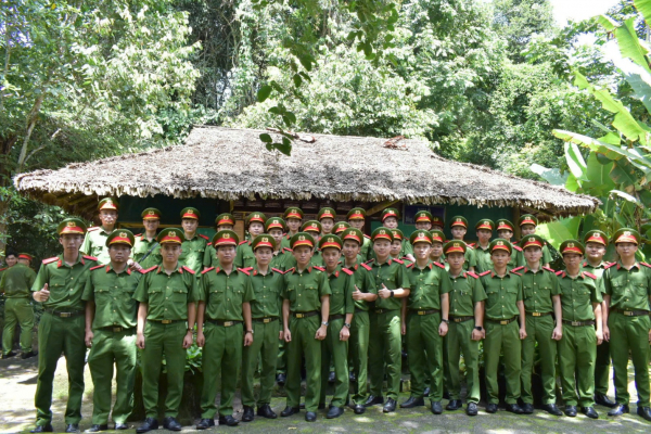 Dâng hương tri ân các anh hùng, liệt sĩ Ban An ninh Trung ương Cục miền Nam -0