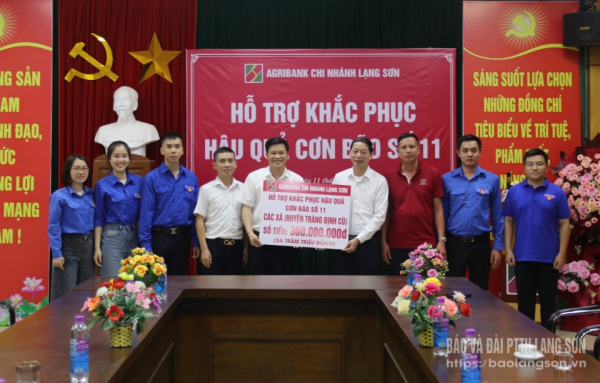 Agribank đồng hành cùng khách hàng và người dân khắc phục thiệt hại sau lũ -0