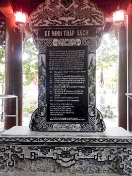 Bia đá khắc "Kê minh thập sách".