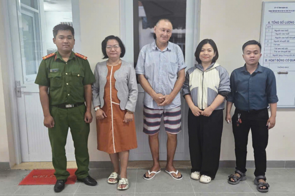 Công an xã Vạn Ninh kịp thời hỗ trợ một người Nga vào cơ sở bảo trợ xã hội trong khi chờ hồi hương -0