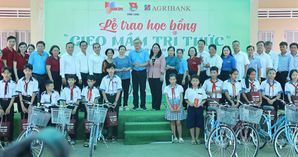 Agribank Chi nhánh Phú Nhuận trao học bổng “Gieo mầm tri thức”&nbsp;tại tỉnh Vĩnh Long -1
