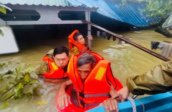 Trong mưa lũ càng nêu cao tinh thần vì nhân dân phục vụ -1