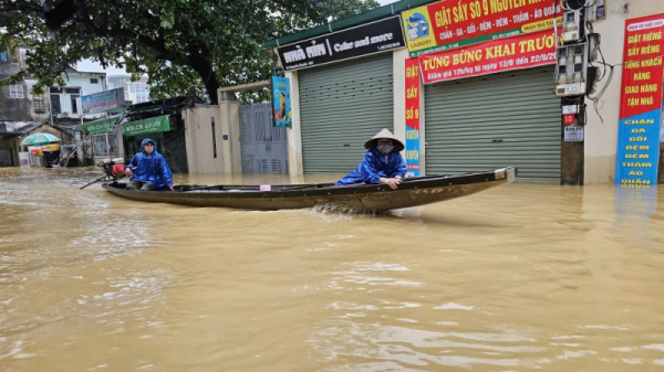 Trong mưa lũ càng nêu cao tinh thần vì nhân dân phục vụ -0