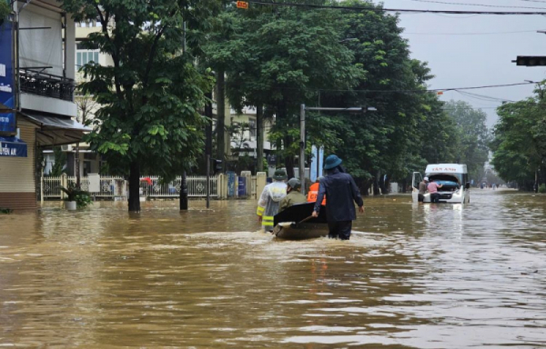 Trong mưa lũ càng nêu cao tinh thần vì nhân dân phục vụ -1