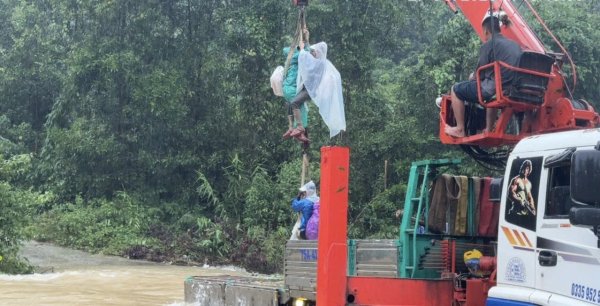 Mưa lớn gây sập cầu, Công an xuyên đêm di dời dân -0