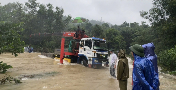 Mưa lớn gây sập cầu, Công an xuyên đêm di dời dân -1