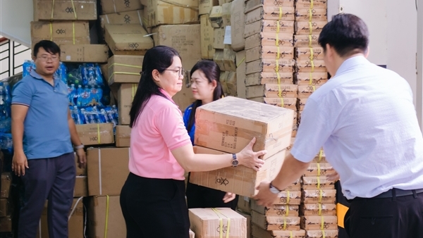 Hơn 70 tấn hàng cứu trợ lên tàu đến với đồng bào vùng bão lũ