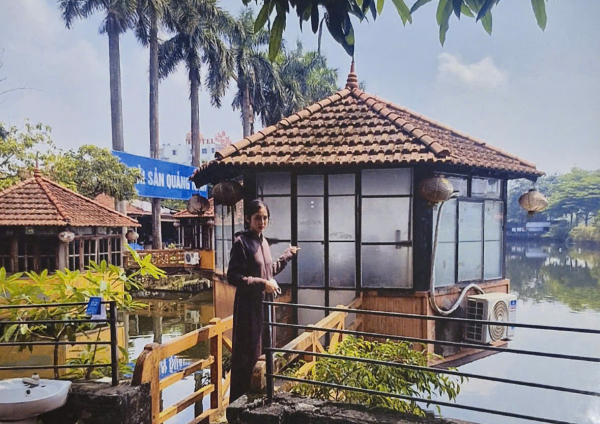 Thảo tham gia thực nghiệm điều tra, chỉ nơi hẹn hò các nạn nhân uống cà phê để thực hiện hành vi lừa đảo chiếm đoạt tài sản.