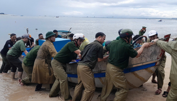 Công an xã, phường ven biển Khánh Hòa, Đắk Lắk giúp dân “đón bão” Kalmaegi với tâm thế sẵn sàng -0
