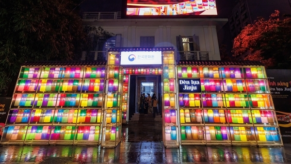 Rực rỡ sắc màu trong triển lãm "Ánh sáng Hàn Quốc: Đèn lụa Jinju"