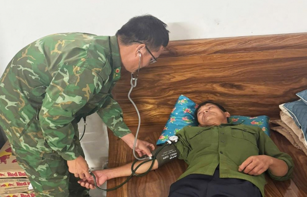 Cứu sống 7 ngư dân chơi vơi giữa biển do bị chìm tàu -0