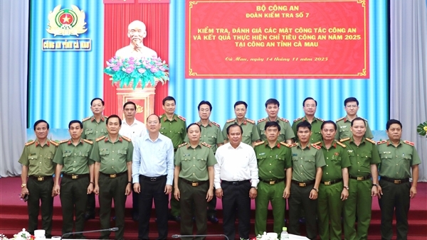 Công an tỉnh Cà Mau gương mẫu đi đầu trong chuyển đổi số, phục vụ nhân dân