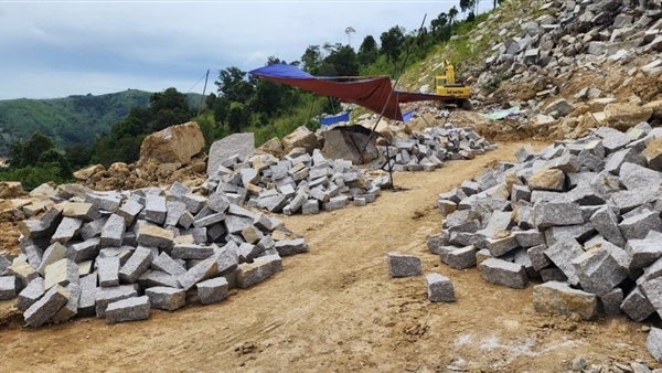Yêu cầu Công ty Quốc Duy dừng khai thác đá chưa được cấp phép