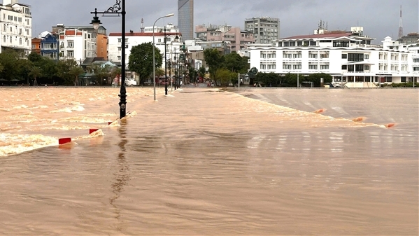 Nhiều nơi ở miền Trung lại chìm trong lũ, Công an kịp thời đảm bảo an toàn cho người dân