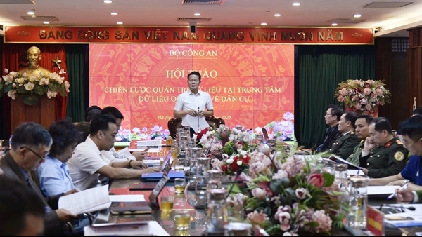 Xây dựng và hoàn thiện chiến lược quản trị dữ liệu quốc gia về dân cư phù hợp với mục tiêu phát triển