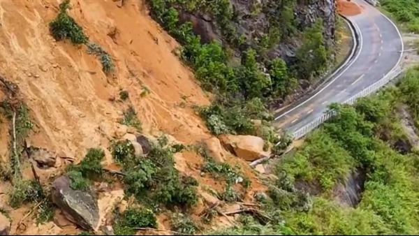 Sẽ nổ mìn phá đá khắc phục sự cố sạt lở đường đèo Khánh Lê