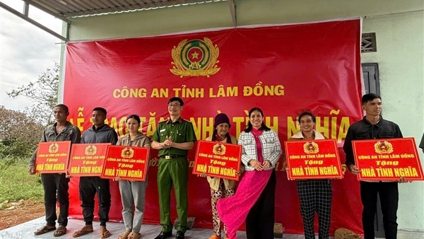 Hiệp hội Thể thao Công an nhân dân hỗ trợ xây dựng 14 nhà tạm, nhà dột nát tại Lâm Đồng