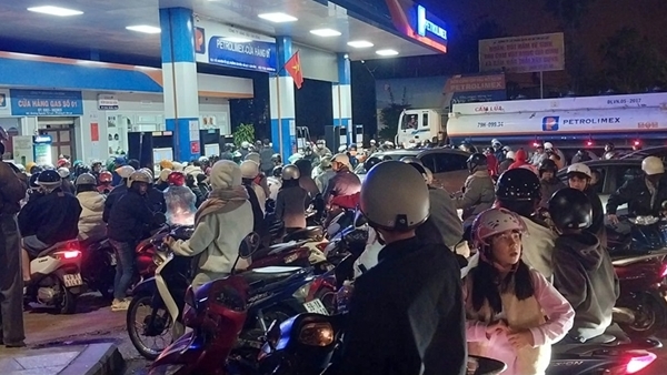 Người Đà Lạt bất ngờ đổ xô tới cây xăng, chen lấn mua nhiên liệu