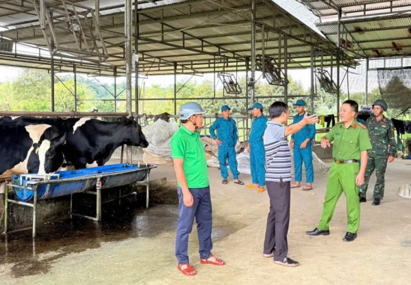 Công an Lâm Đồng khẩn trương giúp dân khắc phục hậu quả mưa lũ -0