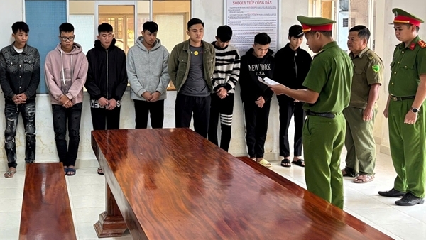 Khởi tố nhóm đối tượng dùng hung khí, vỏ chai bia gây rối trật tự công cộng trong đêm