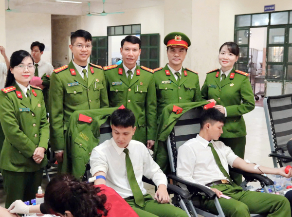 “Giọt máu nghĩa tình vì đồng đội thân yêu” -0