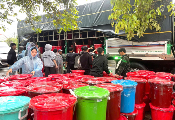 Vừa trải qua đợt lũ lịch sử, người dân TP Huế chung sức hỗ trợ bà con vùng lũ Nam Trung Bộ -0