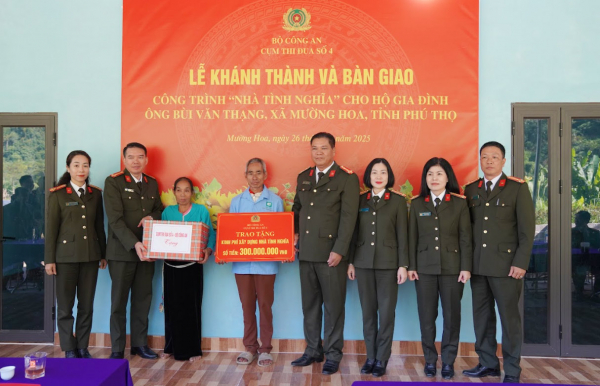 Cụm thi đua số 4 trao tặng “Nhà tình nghĩa”&nbsp;cho gia đình có hoàn cảnh khó khăn&nbsp; -0