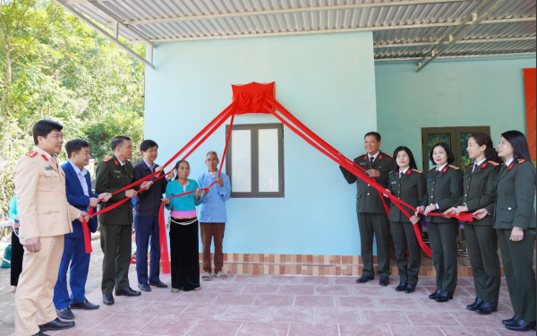 Cụm thi đua số 4 trao tặng “Nhà tình nghĩa”&nbsp;cho gia đình có hoàn cảnh khó khăn&nbsp; -1