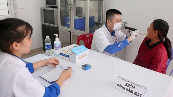 Hơn 1.000 người dân ở vùng lũ lụt TP Huế được khám bệnh, cấp thuốc miễn phí