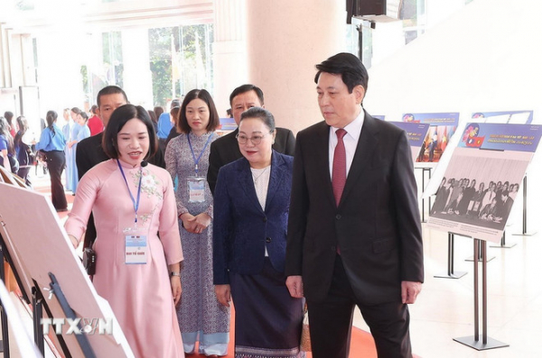 Chủ tịch nước Lương Cường tham quan trưng bày ảnh về quan hệ hữu nghị đặc biệt Việt Nam-Lào. (Ảnh: Lâm Khánh/TTXVN)