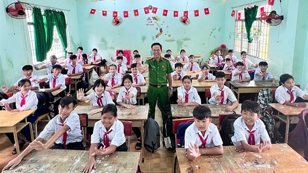 Người thầy Cảnh sát tăng cường về xã biên giới, gắn bó với nhân dân