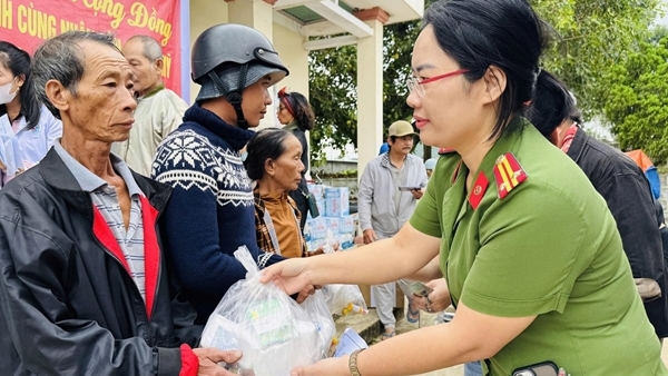 Cụm thi đua số 9, Bệnh viện 19-8: Khám bệnh, phát thuốc cho người dân vùng lũ Hoà Mỹ