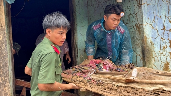 Trường Cao đẳng ANND I hỗ trợ người dân Đắk Lắk khắc phục hậu quả sau lũ