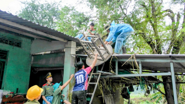 Phát huy tinh thần “Ba nhất”, Trường Cao đẳng ANND I hỗ trợ người dân Đắk Lắk khắc phục hậu quả sau lũ -0