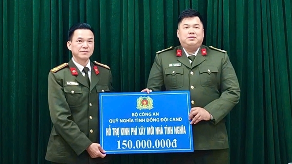 Công an tỉnh Cao Bằng trao kinh phí xây dựng nhà tình nghĩa cho cán bộ có hoàn cảnh khó khăn