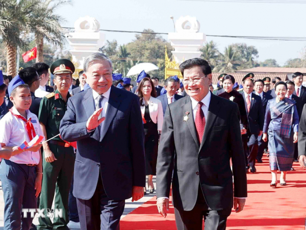 tong-bi-thu-to-lam-cung-tong-bi-thu-chu-tich-nuoc-lao-thongloun-sisoulith-du-khanh-thanh-cong-vien-huu-nghi-lao-viet-nam-02-2.jpg -0