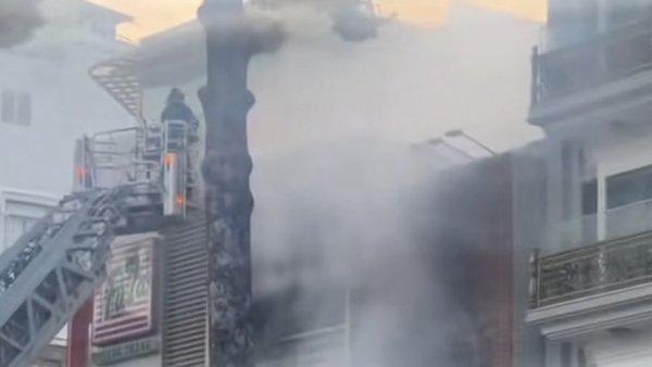 Cháy quán ăn lúc rạng sáng, nhiều người bị ngạt khói